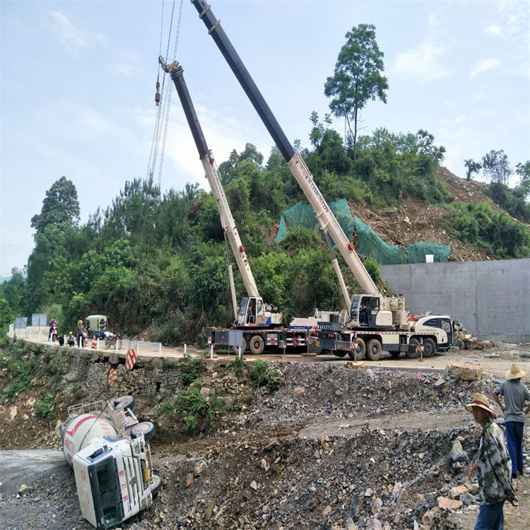安远县汽车掉沟里叫吊车救援要多少钱